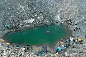 77年河南一水库，一夜间水位下降数百米，6条“金龙”重见天日图片