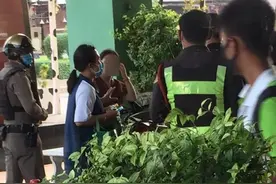 女子泰国大巴车上吐口水，疑为沟通不畅引起的误会图片