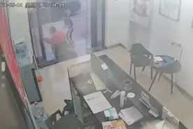 家长必看！男孩吃樱桃卡喉，妈妈用这个办法救了儿子命图片