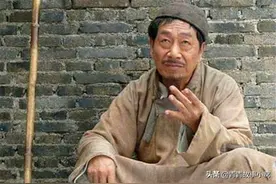男孩家境贫寒，靠捡废品为生，算命先生说他有出息，村民：不信图片