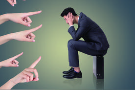 心理学：当别人瞧不起你时，最好的做法从不是远离和嫌弃对方图片