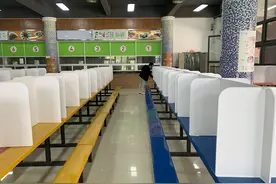 晒被子、餐桌变成“格子间”、设置高低洗手池，为了安全返校，广州多所中小学各种贴心安排！图片