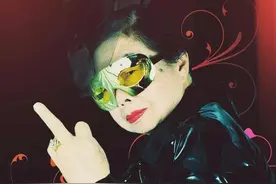 84岁老奶奶白天卖饺子，晚上去夜店蹦迪成DJ女王图片