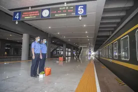 没有一名旅客的列车，这两个人不能离开……图片