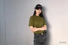 朗朗老婆吉娜终于不穿紧身衣了！T恤搭修身牛仔裤，就是鞋子好丑图片