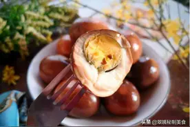 别再吃白煮鸡蛋了，教你一个秘方，五香卤蛋自己做也能醇香味浓图片