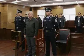 “富可敌县”的处级干部：受贿多到记不住行贿人名字视频封面