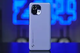 上手小米11后，我们觉得它是目前最轻薄的水桶机图片