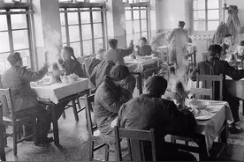 带父母下馆子！曾经是多么奢侈的事儿啊图片