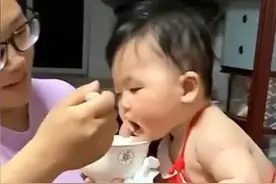 最“嘴馋”宝宝火了，因不满宝妈喂饭速度，直接埋头“啃饭碗”图片