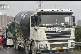 客车追尾搅拌车，消防车救援结束后变身“客车”送乘客赶高铁图片