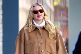 维密超模为怀孕放弃身材！怀孕7个月穿娃娃裙遮孕肚，秀出健康美图片