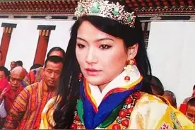 太寒酸！29岁不丹王后，出席国宴却只戴一个金发箍，全靠颜值硬撑图片