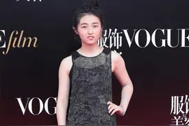 张子枫惨遭翻车，穿无袖“大妈裙”显老又显胖，00后看着却像80后图片