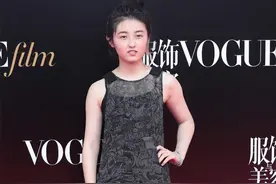 张子枫惨遭翻车，穿无袖“大妈裙”显老又显胖，00后看着却像80后图片