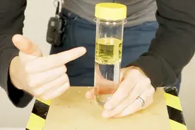 不添加其他成分，油和水能混合在一起吗？也没有想象中的难视频封面