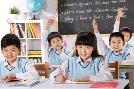 老师安排座位有套路，这类小孩容易坐前排？看看你家娃会坐在哪儿图片