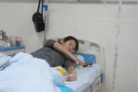 农村媳妇脚骨折，住院期间还不忘记要护肤！躺病床上拍爽肤水视频封面
