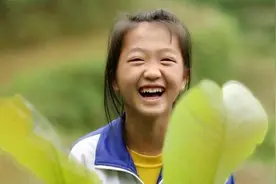 她曾是乡间“土”丫头，《变形计》后秒变“名媛”，还认明星当哥图片