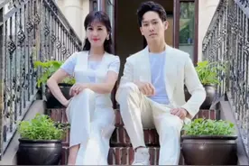 67岁赵雅芝与34岁儿子街拍，母子长相神似，穿同款衣服合影似姐弟图片