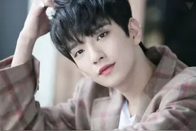 SEVENTEEN亲和力十足的男孩洪知秀 迷妹们觉得他长得如何评论啊图片