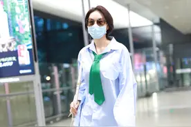 张馨予穿男友风衬衫搭配绿领带图片