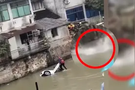 江苏苏州消防员跳3米高台，救倒车坠河女子图片