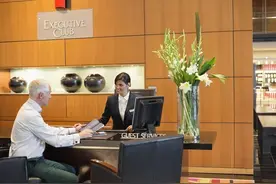 服务生一个小行为，让亿万富豪为他盖了一座酒店，如何结识贵人？图片