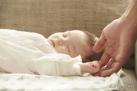 宝宝睡眠5大症状，颤动、撞头，有这些症状才需要看医生图片