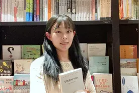 危急时刻，柔弱的她跳进湖里勇救落水儿童图片
