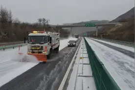 河北高速各路段迎战寒潮降雪图片