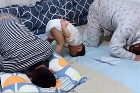 父子三人犯错被宝妈罚跪，二宝实力卖萌，让宝妈哭笑不得图片