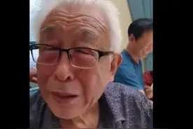瞒着爷爷回家，孙女中秋突然回家爷爷哭了图片