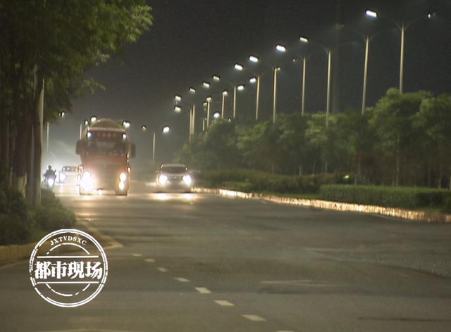 南昌：路口危险，大量后八轮高速通过！行人：希望装上红绿灯