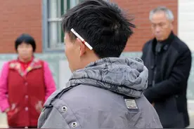 河南8旬大爷私自把2套拆迁房分给两闺女，惹得儿子来找茬，啥情况图片