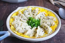 营养早餐抱蛋煎饺，直接放蛋液煎就错了，多加一步，底部焦黄酥脆图片