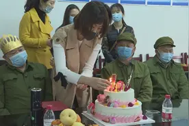 礼物送老兵 唱响生日歌图片