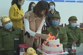 礼物送老兵 唱响生日歌图片