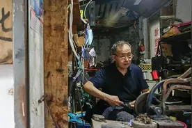 40年来，这个上海爷叔修品牌包每只就收10元 | 申晨间图片