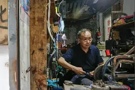 40年来，这个上海爷叔修品牌包每只就收10元 | 申晨间图片
