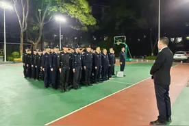 祁东警方出动100余名警力 突击开展娱乐场所清查行动图片
