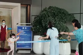 伊能静4岁女儿近视了？眼镜片如瓶底厚，关于孩子近视一次说清图片