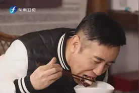 50岁于和伟拍戏20年走红，叹流量当道，为颜值身材只吃一口肉图片