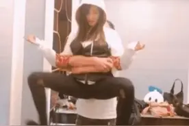 张天爱被哥哥抱着模仿蜘蛛侠，看到他手放的位置，网友：合适吗图片