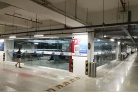 夏日送清凉，美兰机场网约车停车场增设玻璃候车室及挂式空调图片