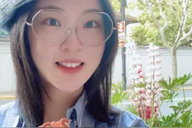 30岁惠若琪出游，怀胎8月孕肚明显，面对镜头微笑气质佳图片