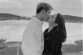 李雨桐晒与男友吴懿韬旅行照，相拥亲吻深情对视秀甜蜜图片