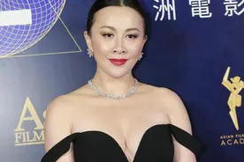 颁奖典礼，刘嘉玲给古天乐颁奖肩带滑落了，古天乐举动太温馨了图片