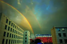 令人惊奇！没下雨的白城上空突然出现两道彩虹图片