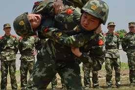 格斗攻防技法之防卫制敌，由后遭侵袭时的反击招式图片